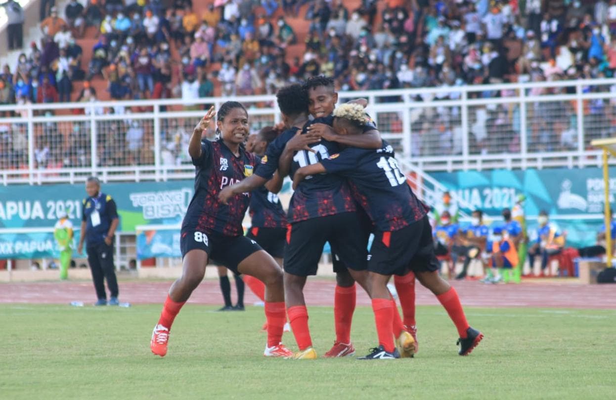 Ekspresi Anak-Anak Galanita Papua merayakan gol ke gawang Jabar. (Foto: Jhon/Humas PB PON Papua)