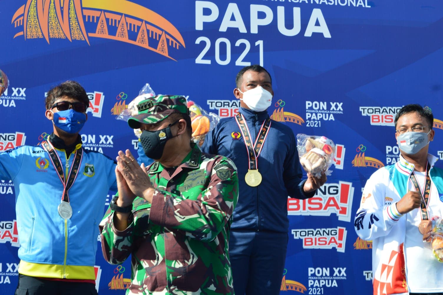 KASAU Marsekal TNI Fadjar Prasetyo memberi salam kepada penonton usai mengalungkan medali kepada atlet Cabor Aeromodeling Nomor Pertandingan OHLG Putra di Venue Aeromodeling SP 5, Timika, Mimika, Kamis (7/10/2021). (Foto: Lukas Tandilimbong/Humas PPM)