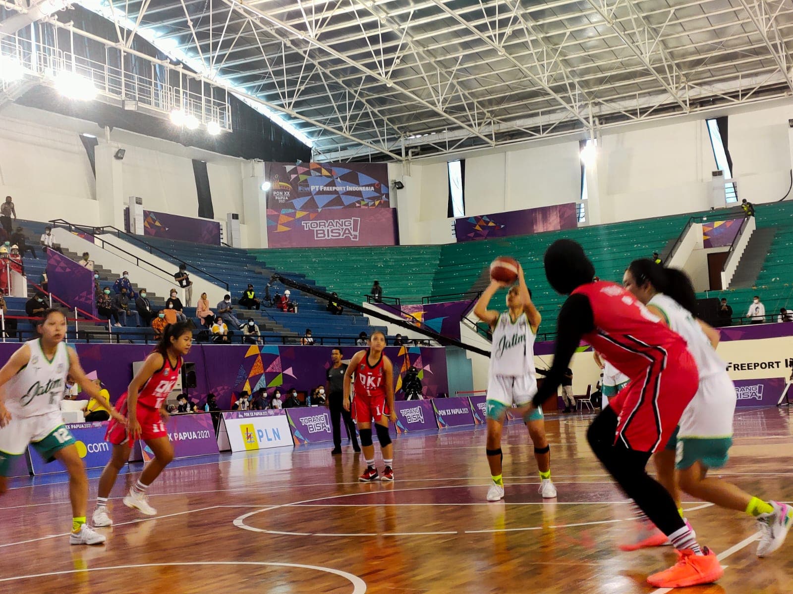 FOTO : SITHA Pemain Jatim nomor 1, Faizzatus Shoimah saat akan melakukan fouls drawn melawan DKI Jakarta di babak semi final, Kamis (7/10)