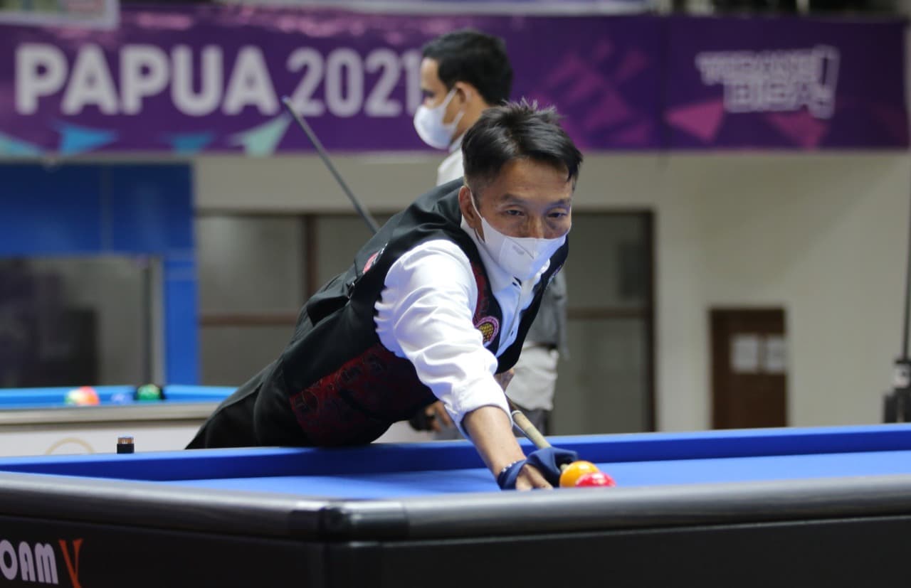 James Lengkang, salah satu andalan Papua di cabang olahraga biliar, gagal melaju ke final nomor carom libre single biliar usai kalah dari Rudy Hasan pada laga semi final PON XX Papua 2021/Foto : Jose Situmorang