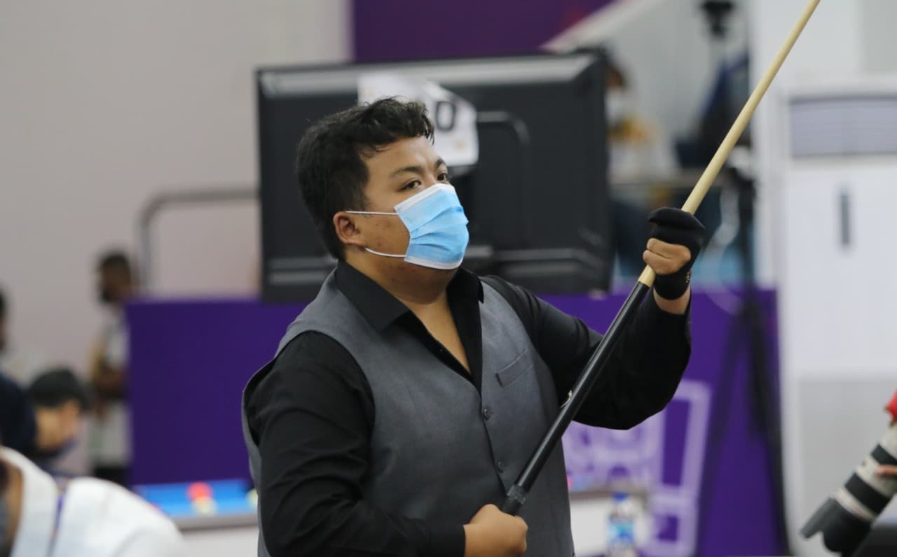 KETERANGAN FOTO : Pebiliar Jambi Rizky merebut medali emas usai menang telak atas Irwan Limardi asal Bali dengan skor 7-0 pada laga final 8 Ball Single putra yang berlangsung di venue Billiar Kabupaten Mimika, Jumat (8/10/2021). /Foto: Humas PPM PB PON XX / SEVIANTO PAKIDING