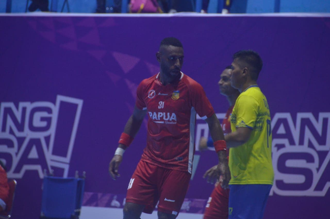Pertandingan Handball Putra Papua berhadapan dengan tim Putra Jawa Tengah, Sabtu (9/10)./ FOTO: Mayer C Sarioa