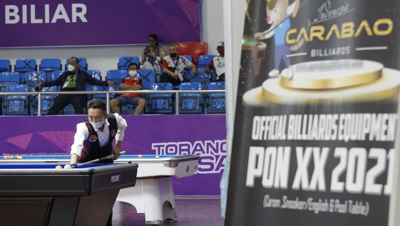 Pebiliar andalan Papua James Lengkang berhasil lolos ke babak semi final Cabor Biliar nomor Cadre Carom Single usai menumbangkan pebiliar asal Jawa Timur Ananta Sigit Sidharta di Venue Biliar, Jalan SP2, Kabupaten Mimika, Papua, Minggu (10/10/2021). FOTO: HUMAS PPM/SPEDY PAERENG