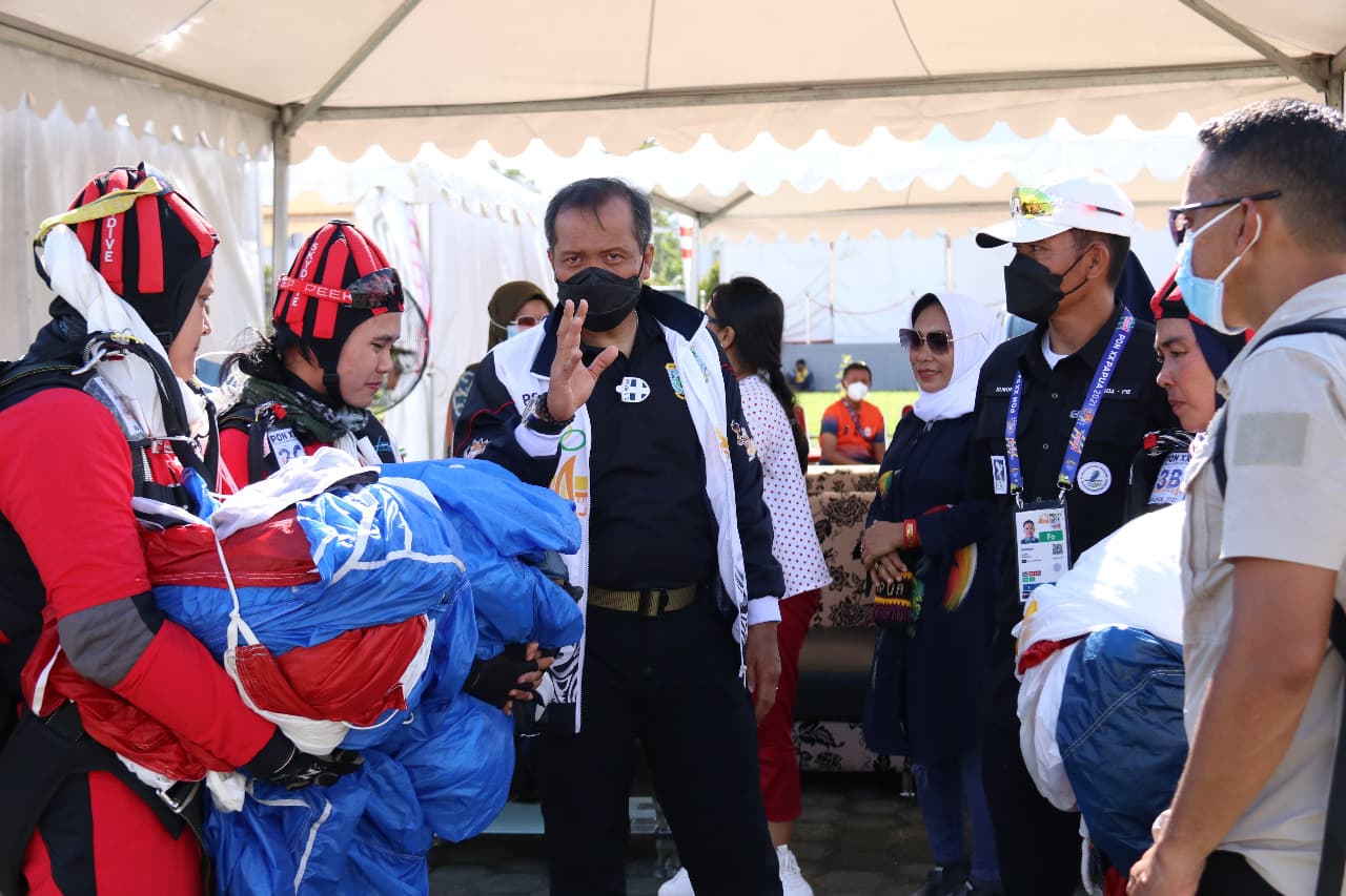 Pangdam XVIII/Kasuari, Mayjen TNI I Nyoman Cantiasa menemui atlet terjun patung putri Papua Barat di venue terjun payung halaman Kantor Pusat Pemerintahan Kabupaten Mimika, Papua untuk memberikan dukungan dan motivasi dalam mengikuti perlombaan terjun payung PON XX Papua 2021, Minggu (10/10/2021). (Foto: Saldi Hermanto/Humas PPM)