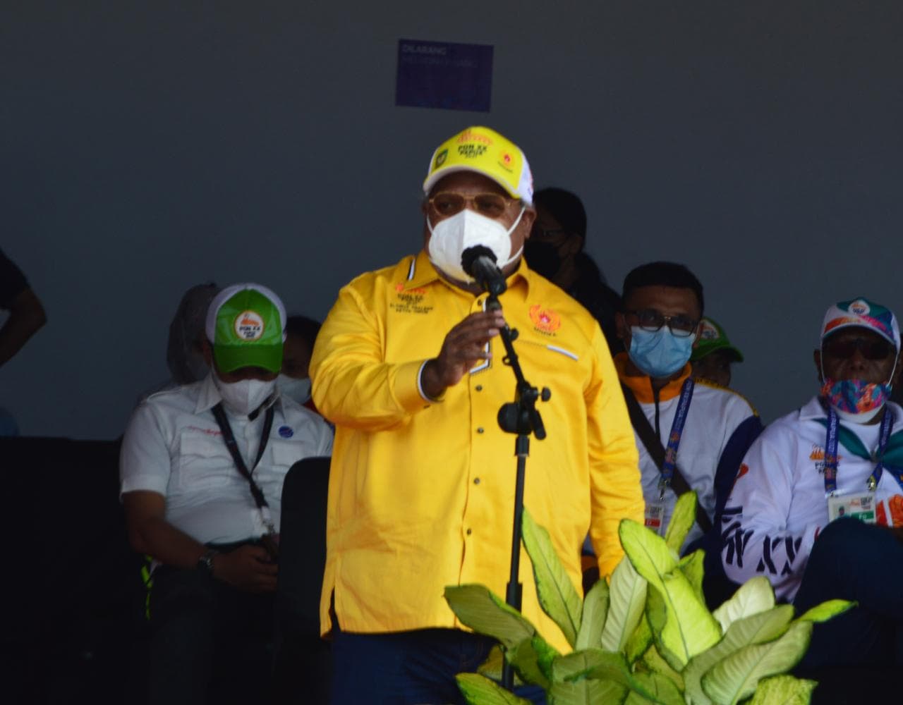 Bupati Mimika, Eltinus Omaleng menutup pertandingan Cabor Aeromodeling di venue aeromodelling SP-5 Timika, Senin (11/10/2021). Foto : Lukas Tandilimbong
