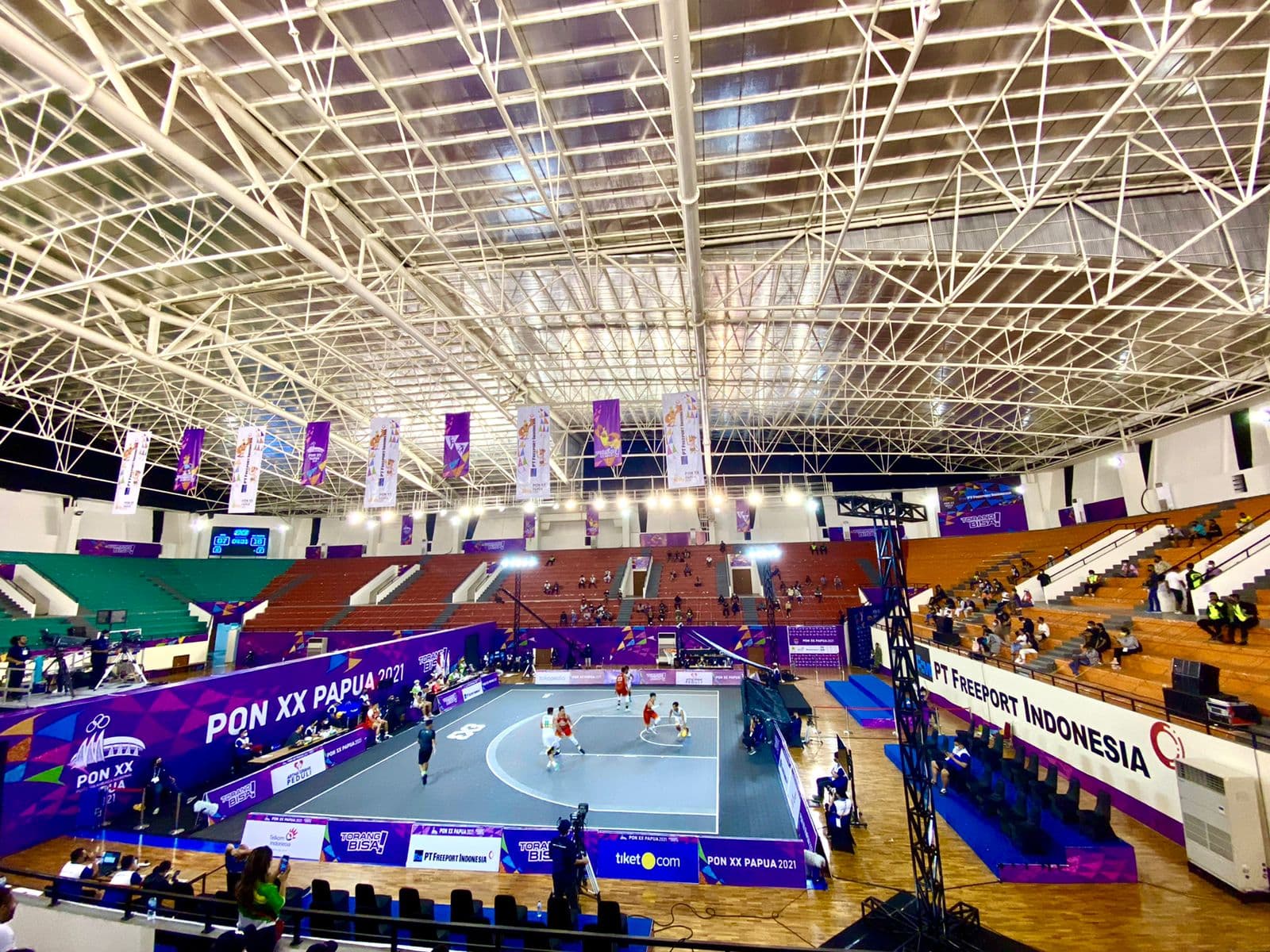 Suasana pertandingan Bola Basket 3x3 di Mimika Sport Complex, Selasa (12/10/2021). Foto: Humas PPM/Joseph Situmorang