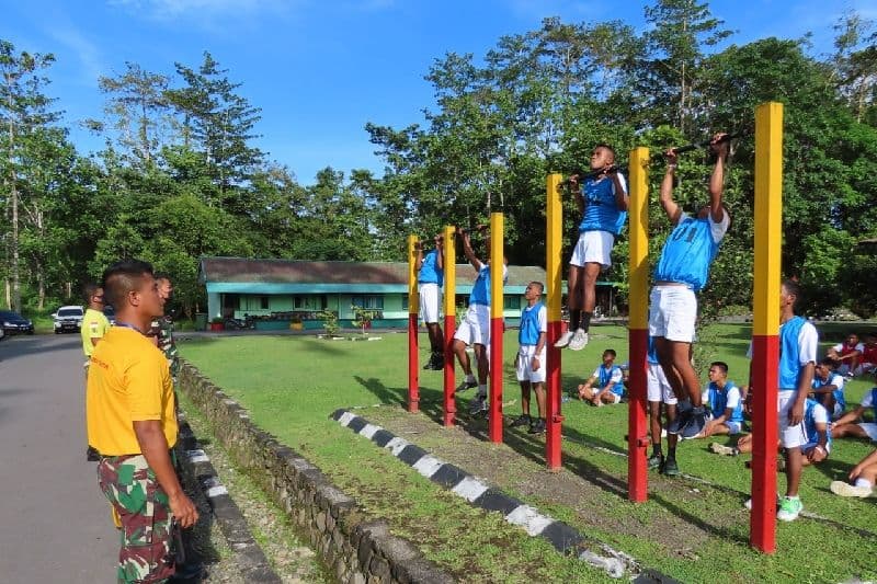 Sejumlah pemuda di Kabupaten Mimika, Papua sedang mengikuti lanjutan tes kesegaran jasmani proses seleksi penerimaan Catam PK gelombang II di Kodim 1710/Mimika.