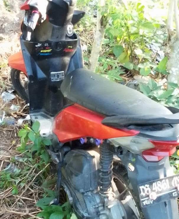 Motor yang ditinggalkan pencuri.