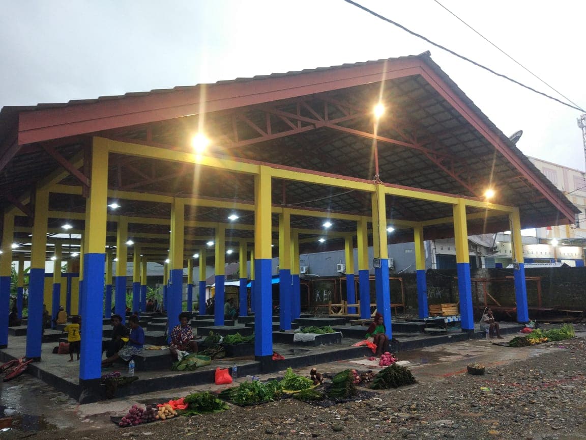 Kondisi terkini Pasar mama-mama Papua, Sepi. Tidak ada yang mau berjualan di dalam.