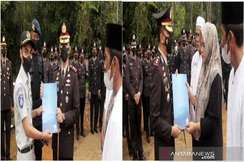 Jasa Raharja menyerahkan santunan untuk ahli waris dari anggota Brimob Polda Kalsel yang tewas di Papua.