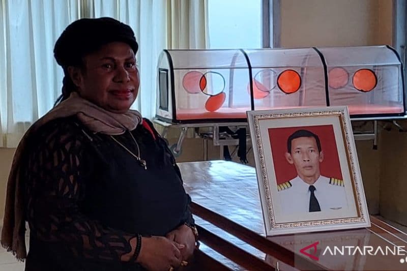 Lina Tabo foto di samping peti jenazah Kapten Pilot Kuntardi.