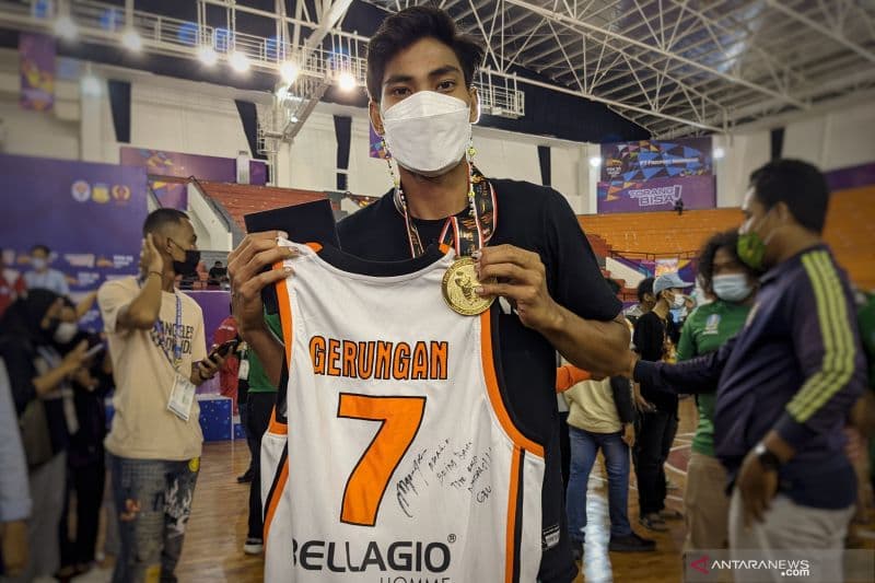 "Point guard" tim bola basket putra DKI Jakarta Yesaya Saudale menunjukkan medali emas PON XX Papua dan seragam (jersey) tim bola basket putra DKI pada PON 2008 milik Mario Gerungan di Mimika Sport Complex, Mimika, Sabtu (9/10/2021)