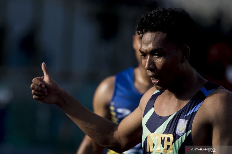 Pelari Nusa Tenggara Barat Lalu Mohammad Zohri (kanan) melakukan selebrasi usai menang pada final nomor Lari 100 meter Putra PON Papua di Stadion Atletik Mimika Sport Center, Kabupaten Mimika, Papua, Rabu (6/10/2021)