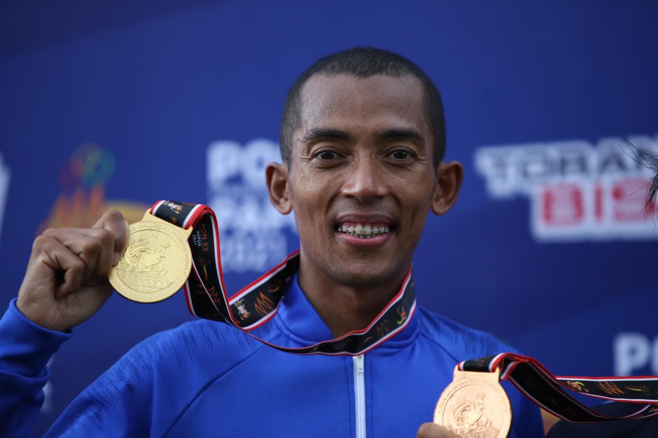 Agus Prayoga meraih emas untuk Jabar di lari 5000 meter Cabor atletik di Mimika Sport Complex, Selasa (5/10/2021). Foto: Humas PPM/Joseph Situmorang