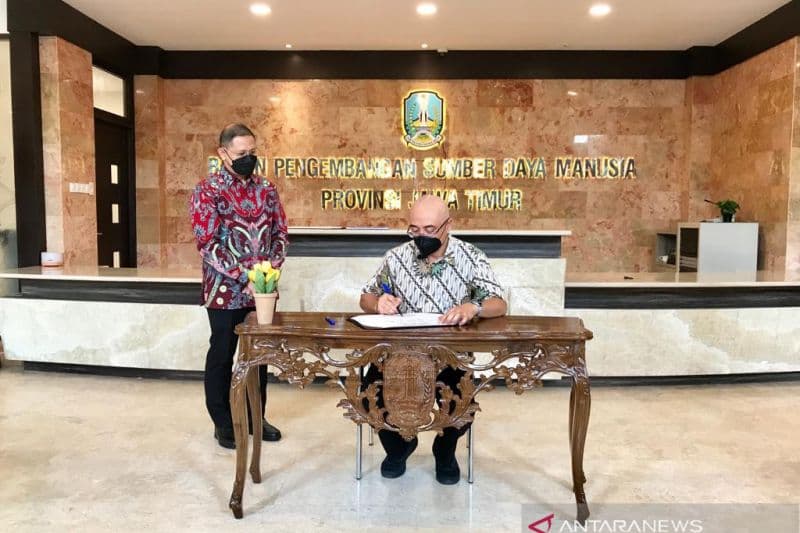 Kepala BKN Bima Haria Wibisana (kanan) didampingi Kepala BPSDM Jatim Aries Agung Paewai di sela kunjungannya ke Gedung BPSDM Jatim di Surabaya, Sabtu (27/11/2021).