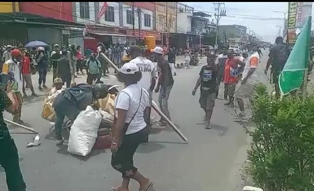 Para relawan sub PB PON Klaster Mimika memalang ruas Jalan Hasanuddin