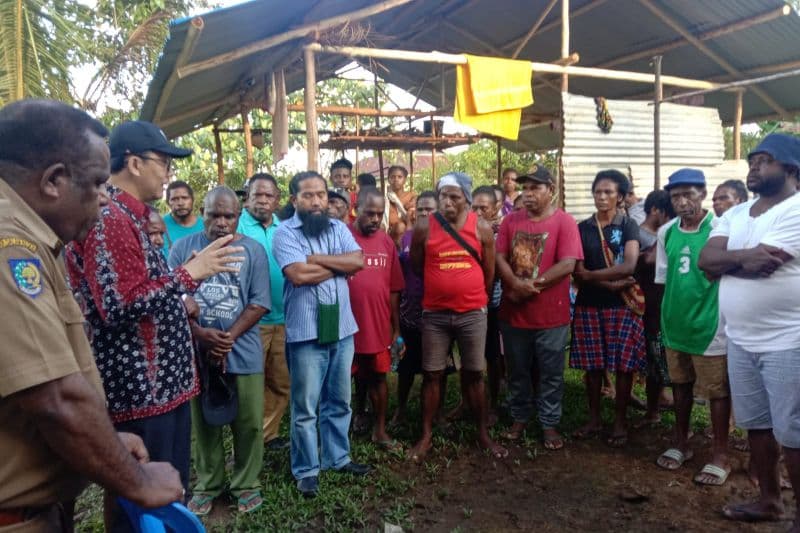 Komisioner Komnas HAM Republik Indonesia, Beka Ulang Hapsara bersama tim saat berdialog dengan pengungsi pasca penyerangan pos-pos TNI Angkatan Darat di Maybrat, Papua Barat