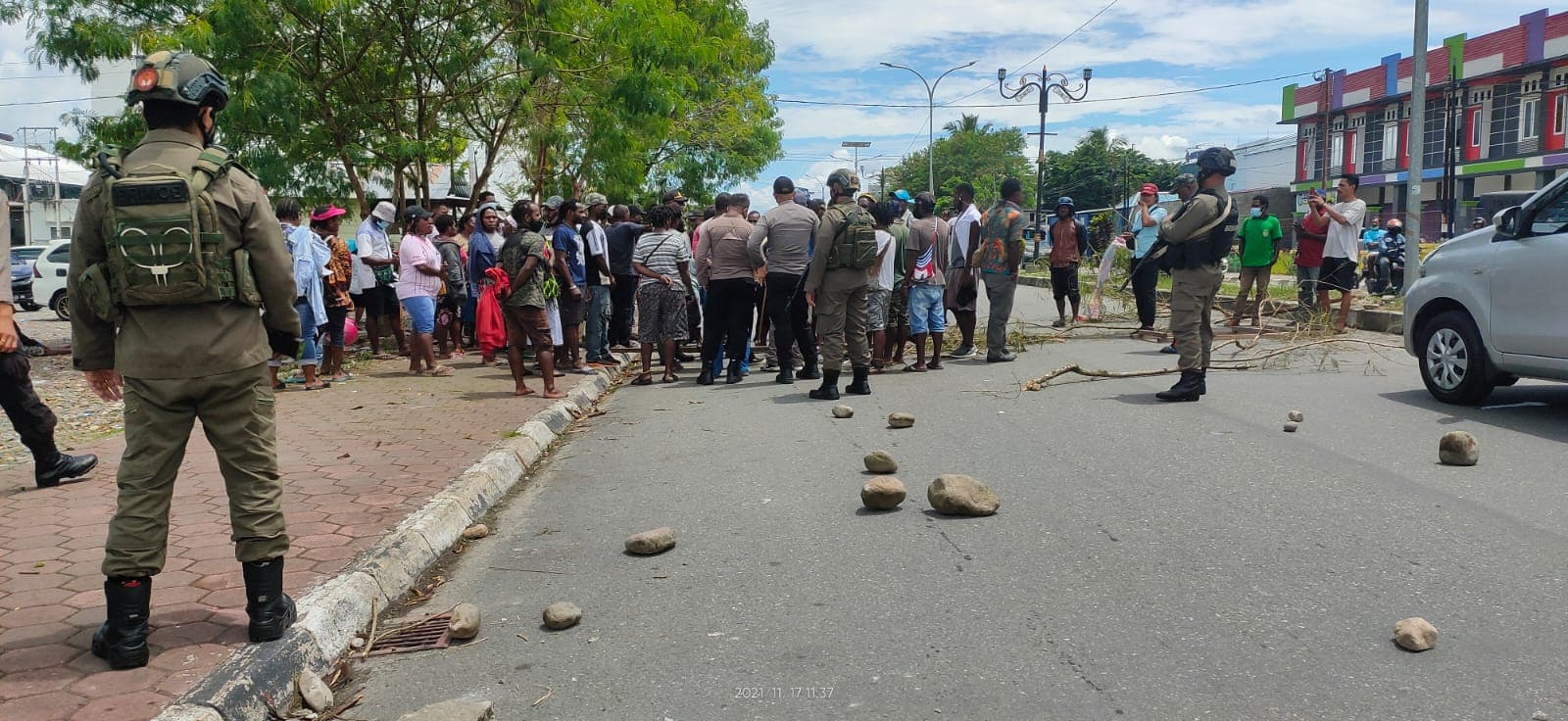 Warga Melakukan Pemalangan Jalan di jln Cenderawasih Timika