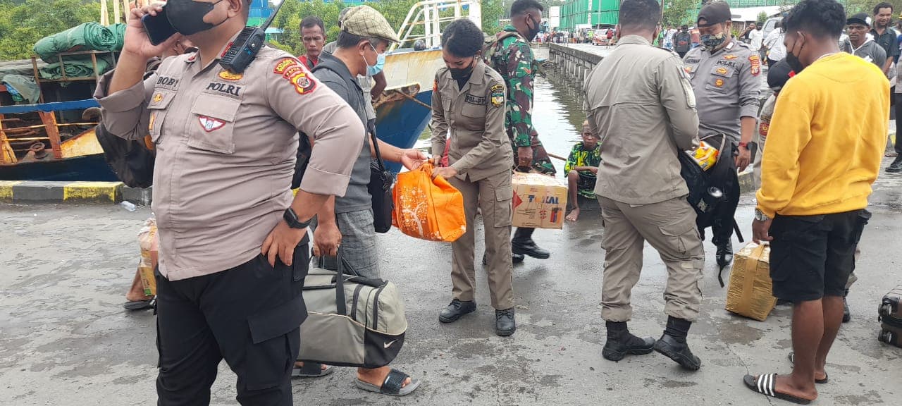 Polisi memeriksa barang penumpang KM Sirimau.