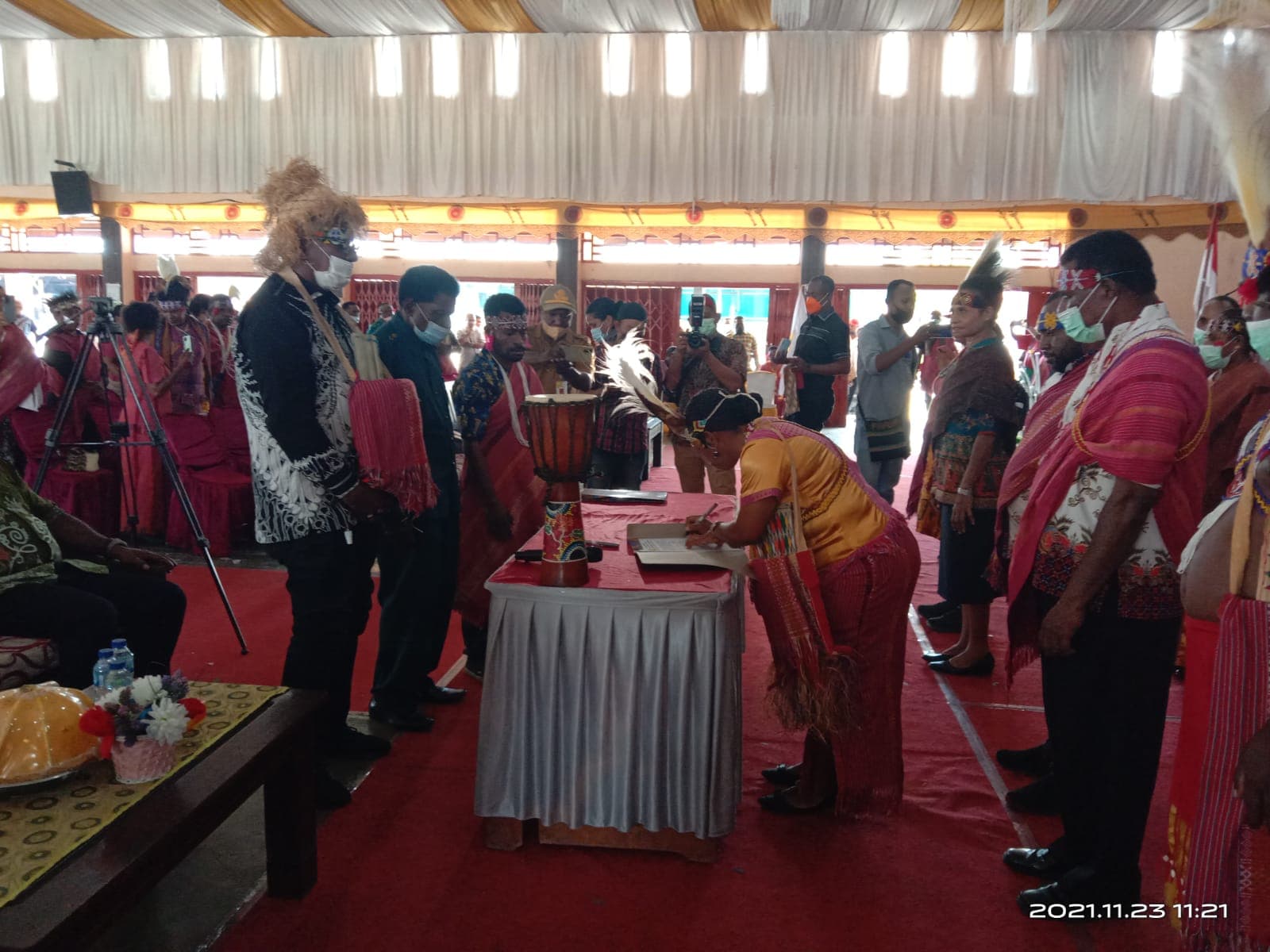 Wakil Bupati Mimika Johannes Rettob melantik pengurus Ayamaru, Aitinyo dan Aifat (A3) Kabupaten Mimika di Gedung Tongkonan, Selasa (24/11).