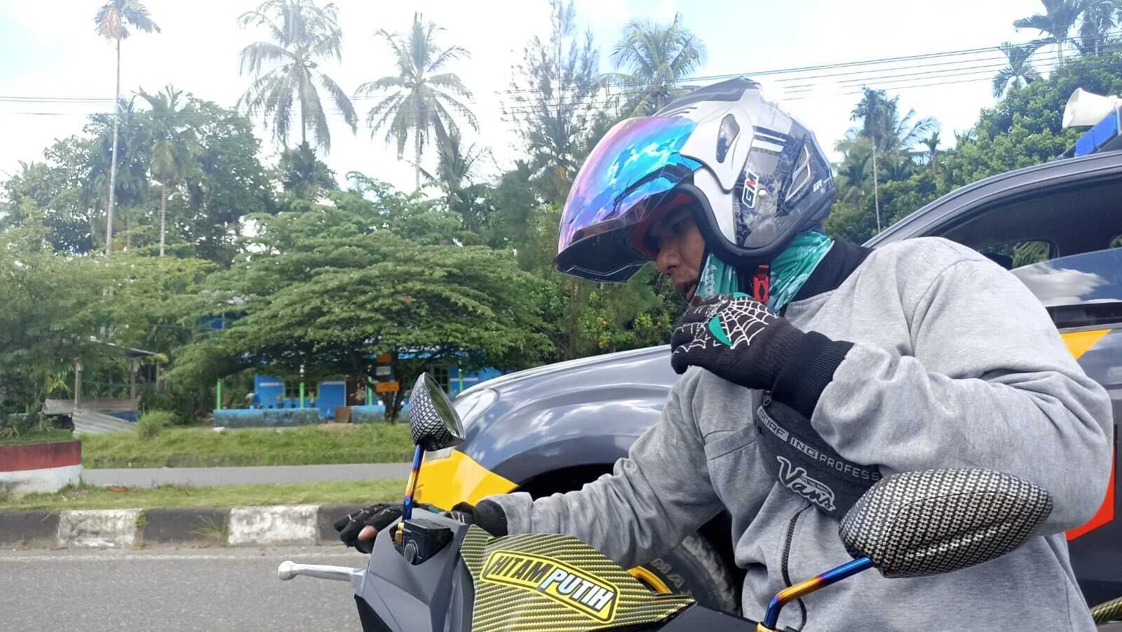 Asdirman memegang bibirnya yang luka terkena lemparan batu.