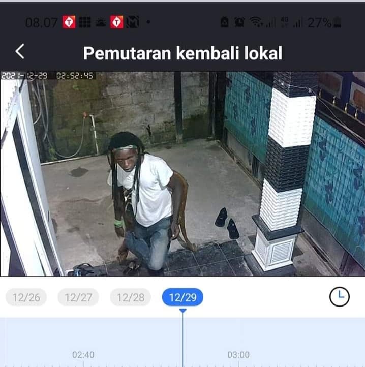 Pelaku sedang beraksi.