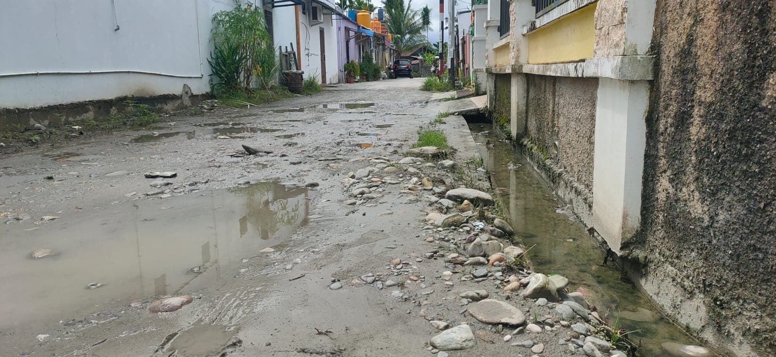 Drainase yang kecil juga jalan yang belum dibuat membuat Perum Bintang Timur Banjir