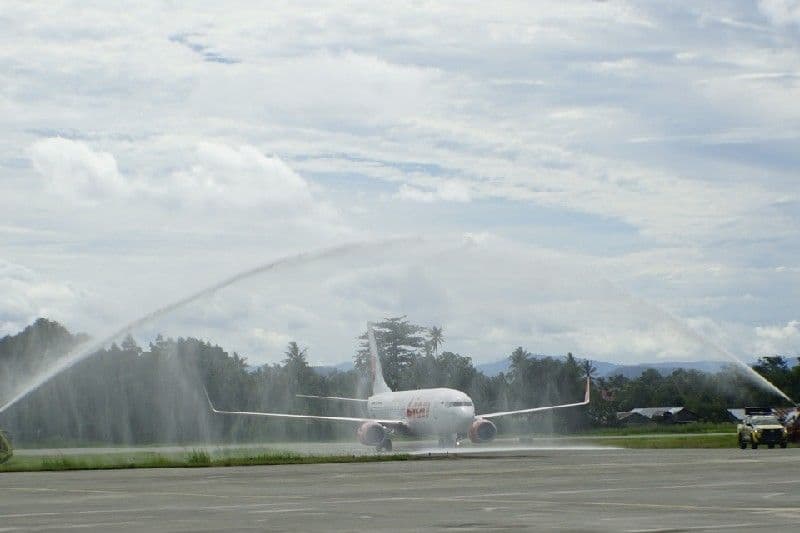 Penerbangan perdana pesawat Lion Air dari Biak ke Sentani disiramin saat mendarat, Sabtu (5/12/2021) di Bandara Sentani, Kabupaten Jayapura, Papua.