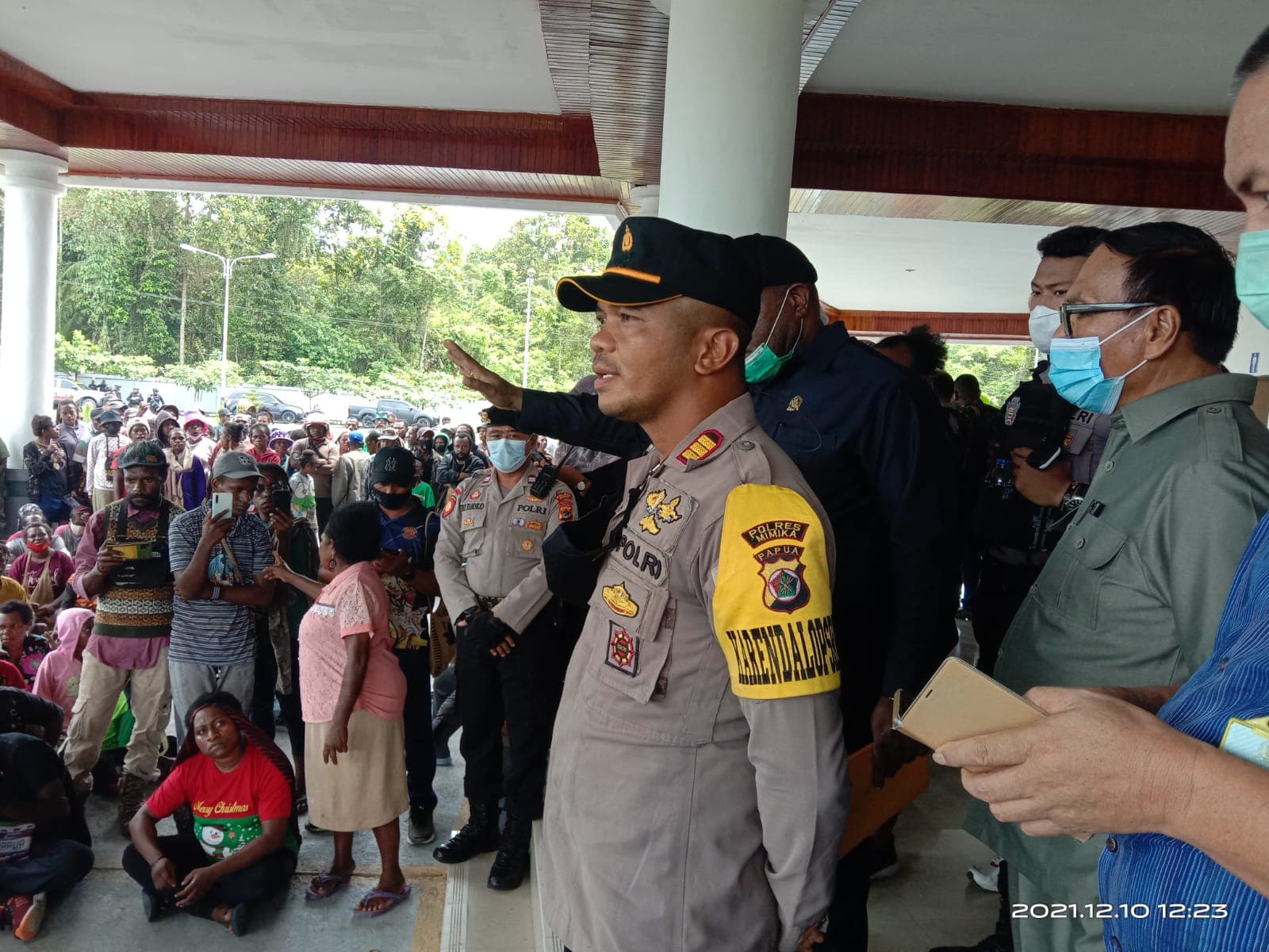 Kabag Ops Polres Mimika AKP Dionisius Paron Helan bersama anggota DPRD Mimika saat menerima aspirasi para pendemo.