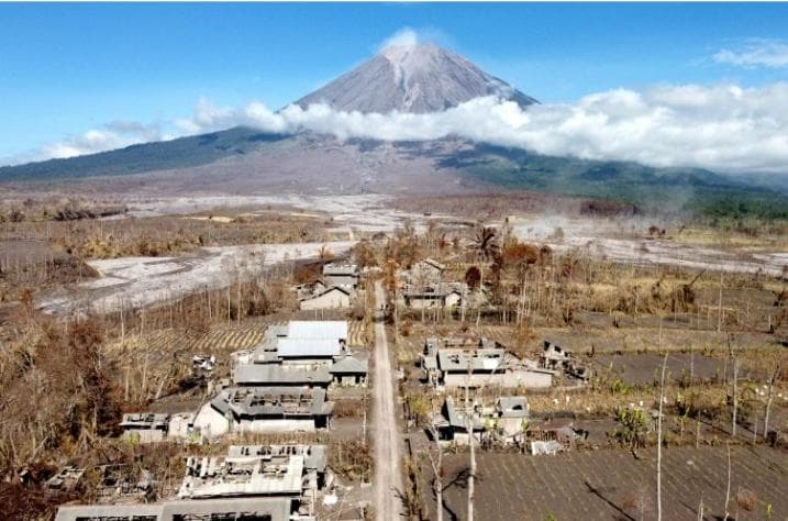 Foto udara kondisi rumah warga yang terdampak awan panas guguran Gunung Semeru di Curah Koboan, Pronojiwo, Lumajang, Jawa Timur, Senin (13/12/2021). 