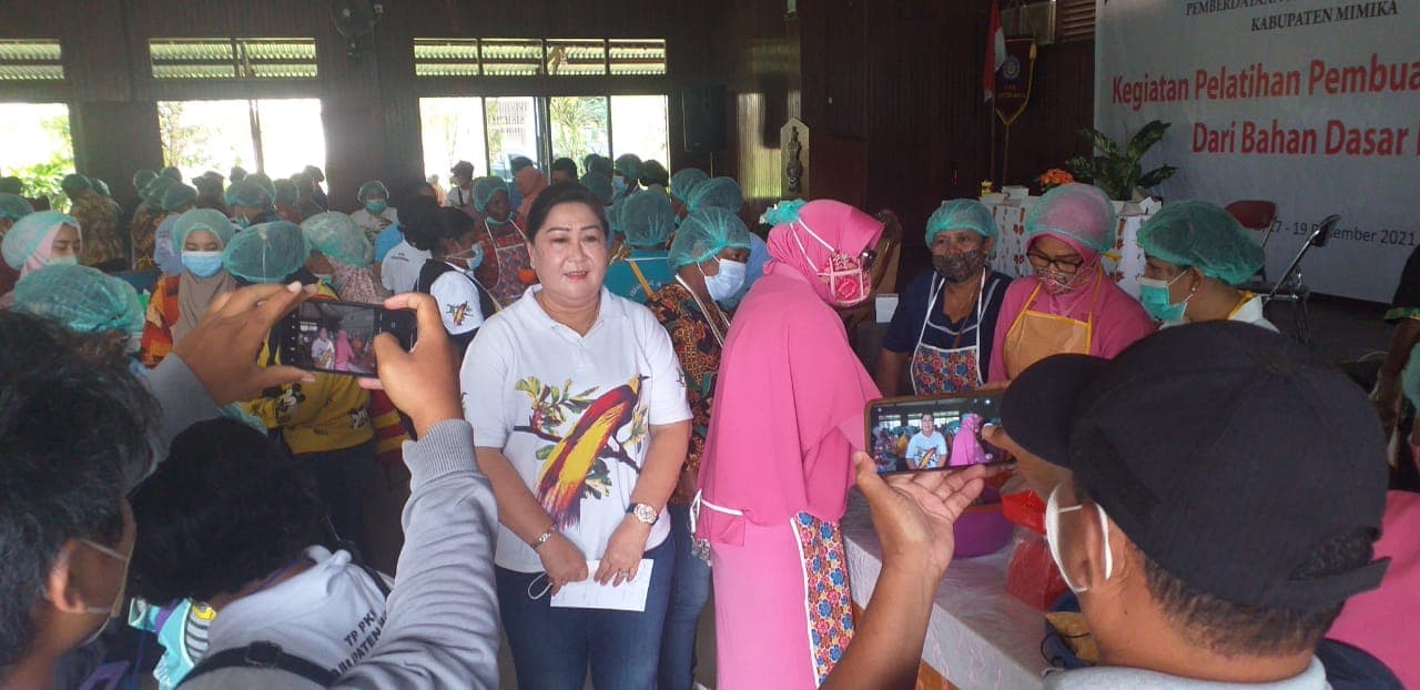 Wakil Ketua 1 TP PKK Mimika, Ny Suzzy Rettob saat memantau pelatihan pengolahan makanan berbahan ikan.