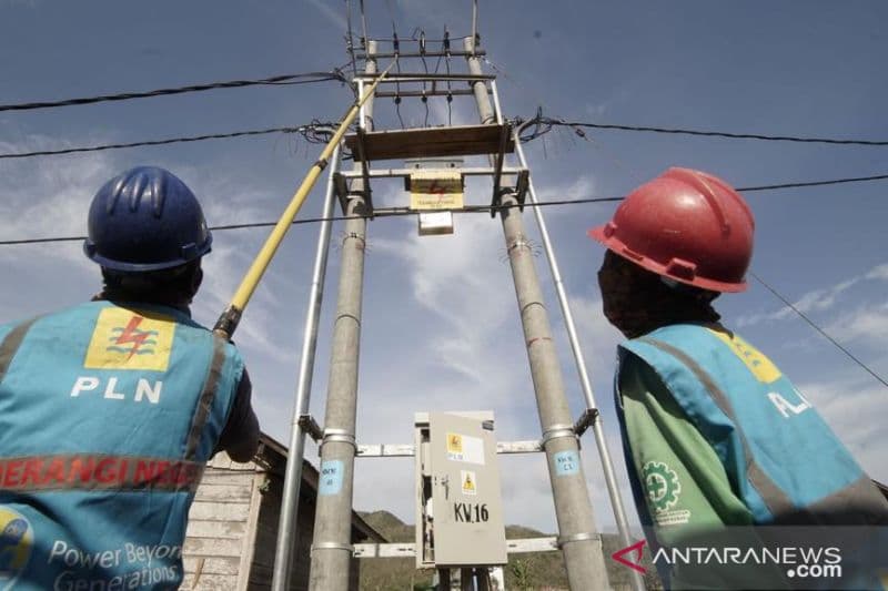 Pekerja sedang melakukan instalasi dan reparasi jaringan listrik.