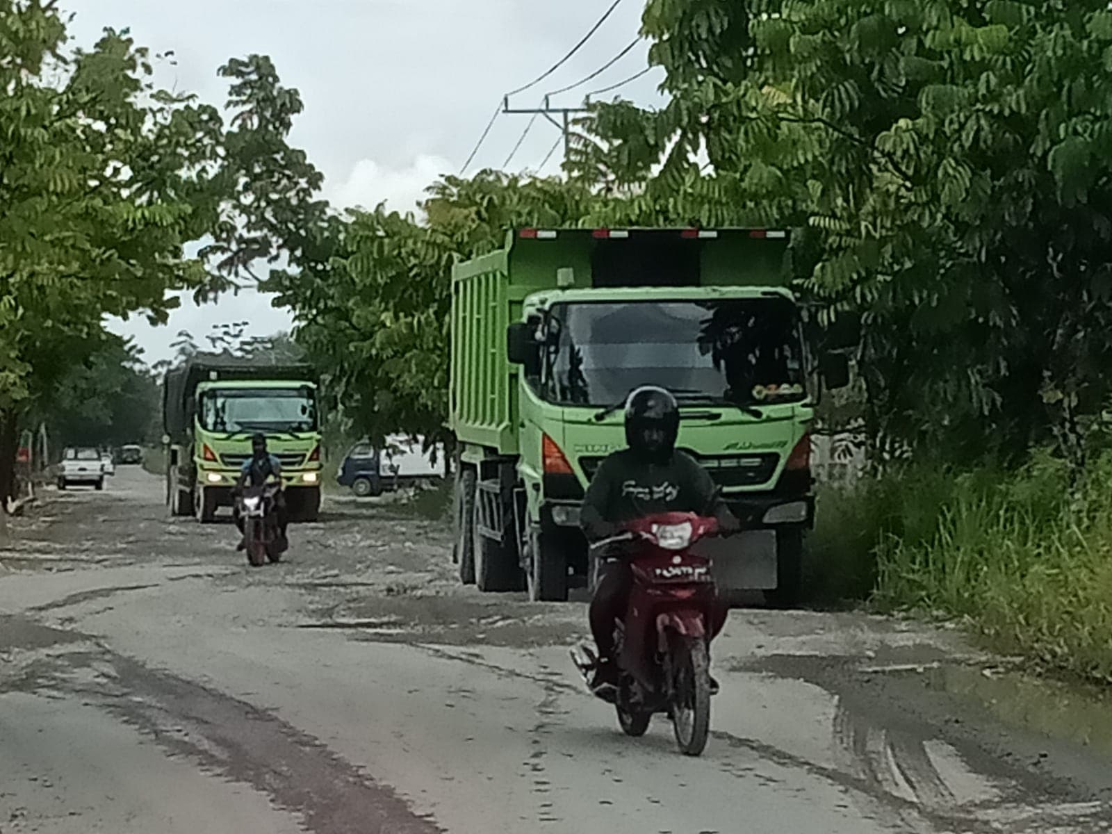 Jalan mayon yang rusak