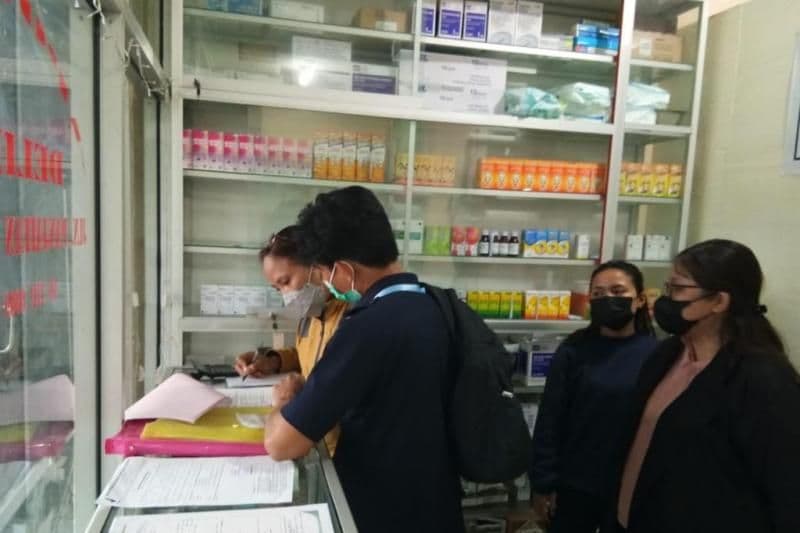 Staf BPOM Jayapura saat memantau apotek di Jayawijaya.