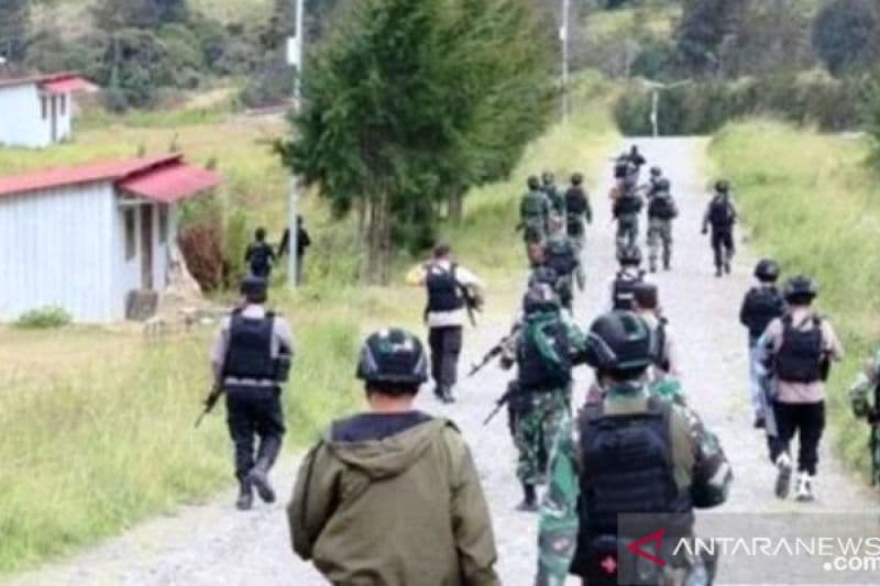 Patroli aparat gabungan TNI/Polri yang tergabung dalam Operasi Satgas Nemangkawi di Kabupaten Puncak untuk memberikan rasa aman kepada masyarakat terhadap gangguan teror KKB.