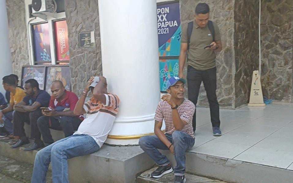 Para tenaga honor mendatangi kantor Pemda Mimika.
