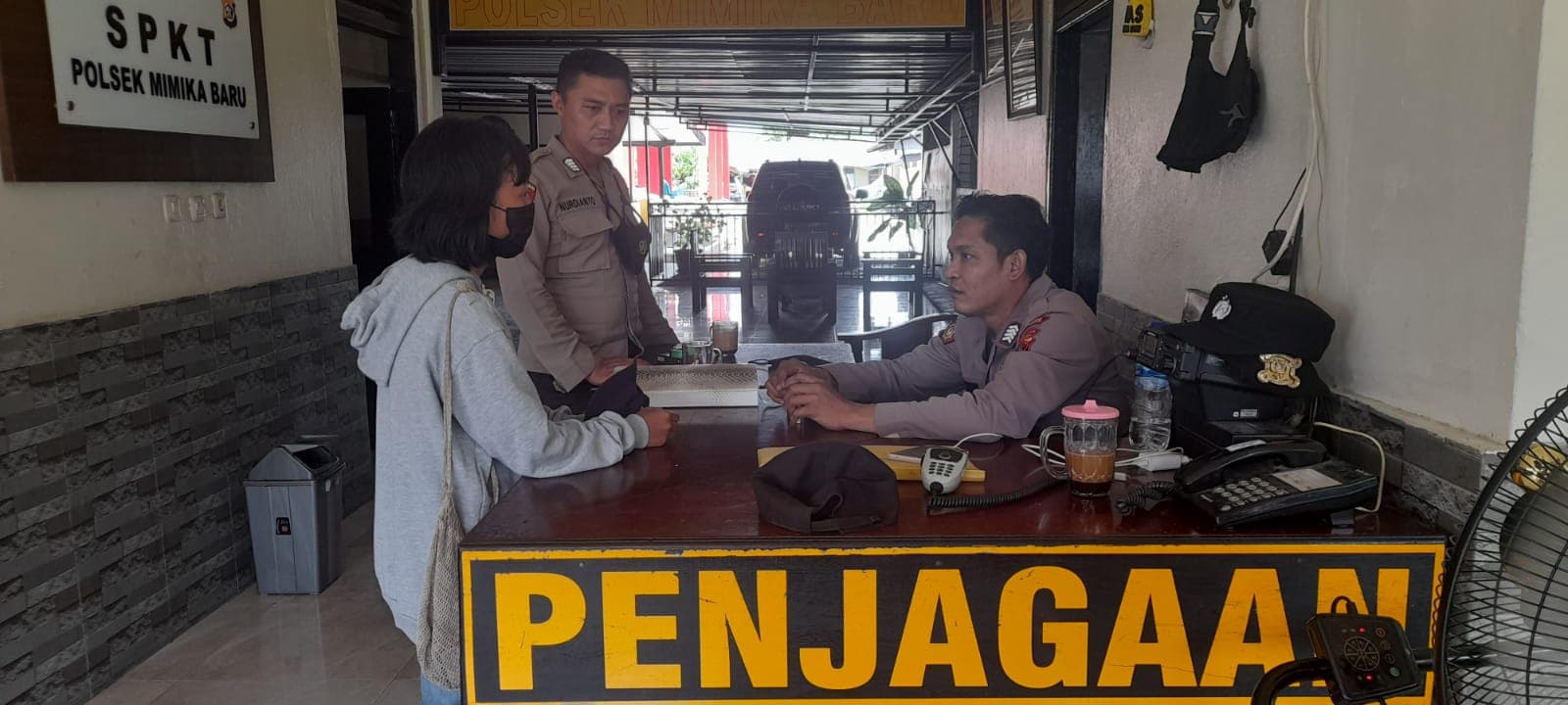 Korban saat melapor ke Polsek Miru
