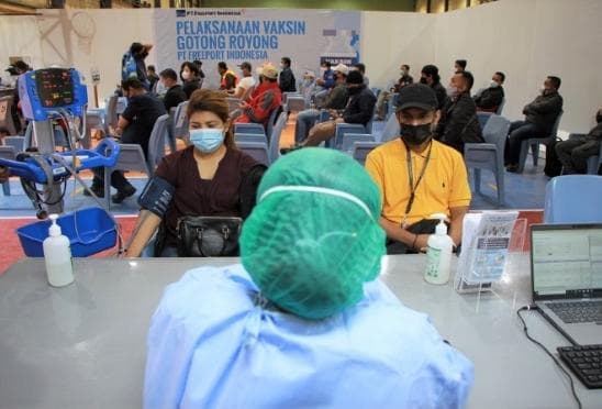 Karyawan menjalani pemeriksaan awal sebelum pemberian vaksinasi guna mencegah penyebaran Covid-19 di area kerja