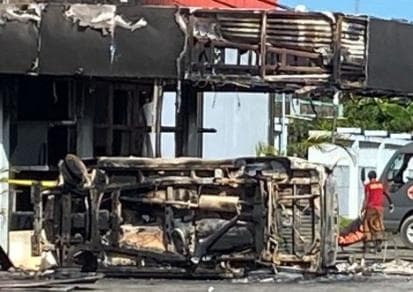 Penampakan teras depan Double O Sorong yang hangus terbakar