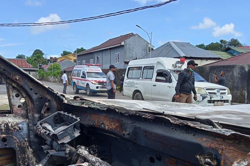 Proses pemindahan 17 jenazah korban jiwa dalam peristiwa pertikaian dua kelompok warga di Sorong, Papua Barat, Selasa.
