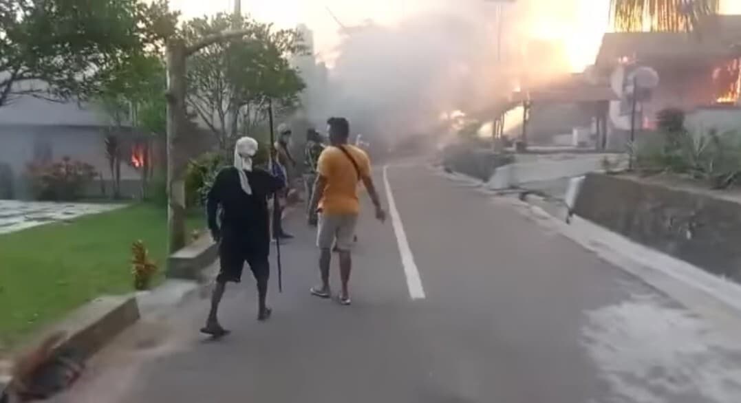 Ilustrasi berita NASIONAL: Maluku Tengah Memanas, Warga Dua Kampung Bentrok, Rumah Dibakar dan Polisi Alami Luka Tembak