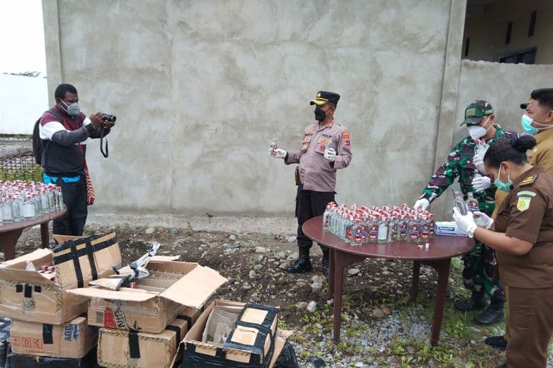 Ilustrasi berita PAPUA: Polres Jayawijaya Musnahkan 648 Botol Minuman Keras Selundupan