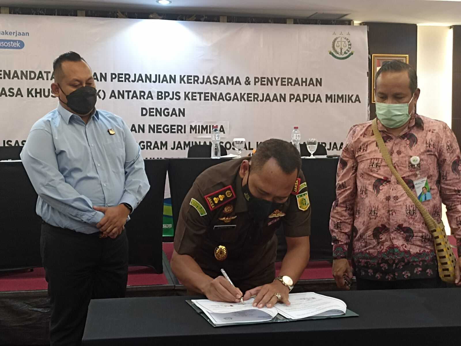 Foto: Febri. Kajari Mimika saat menandatangani Surat Kuasa Khusus dari BPJS Ketenagakerjaan.