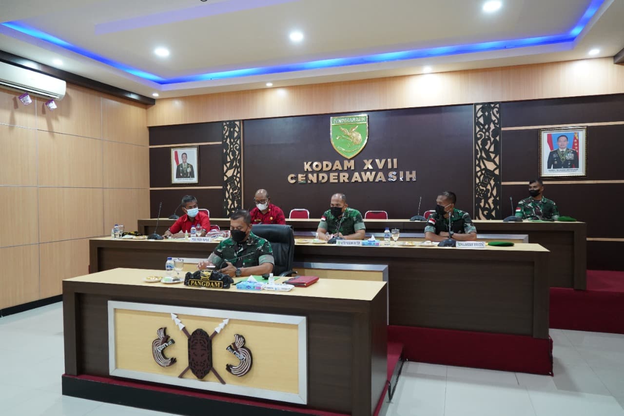 Foto: HSB Pangdam XVII Cenderawasih bersama Sekretaris PSSI Papua, Rocky Bebena saat Video Conference Bersama Kasad TNI AD.