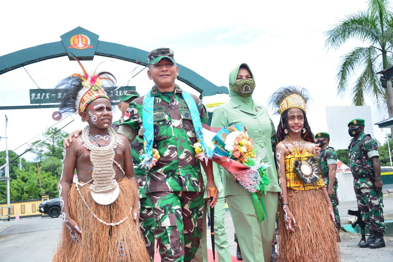 Danrem Brigjen TNI Bangun Narwoko bersama sang istri saat diterima di Timika.