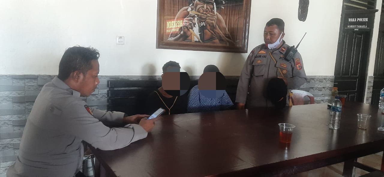 Dua remaja pelaku pelemparan saat dimintai keterangan.