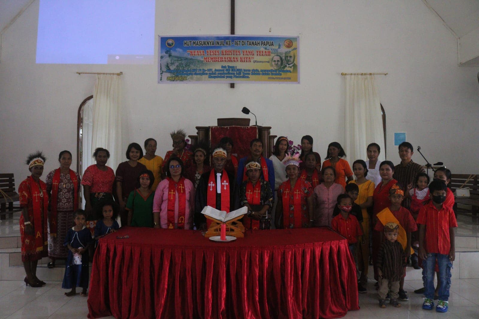 Foto bersama panitia penyelenggara peringatan HUT PI yang ke 167 di tanah Papua bersama anak-anak yang hadir.