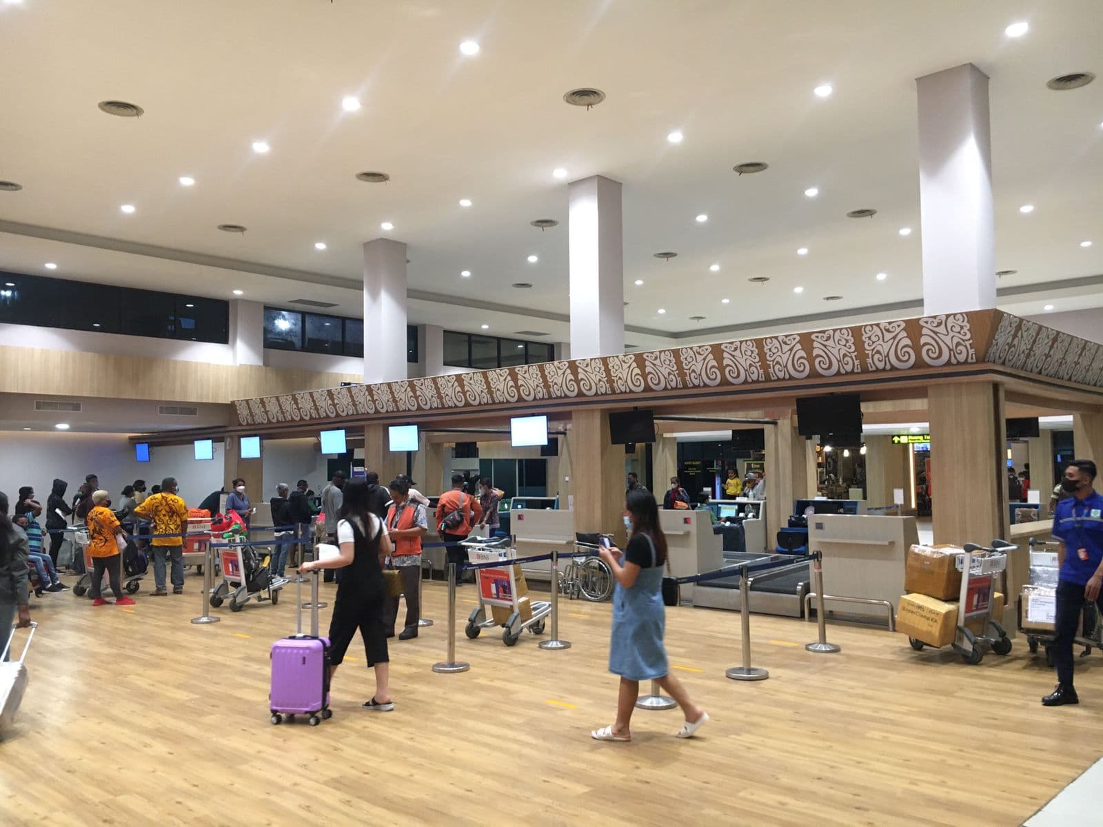 Tampak sejumlah penumpang di bandara Sentani