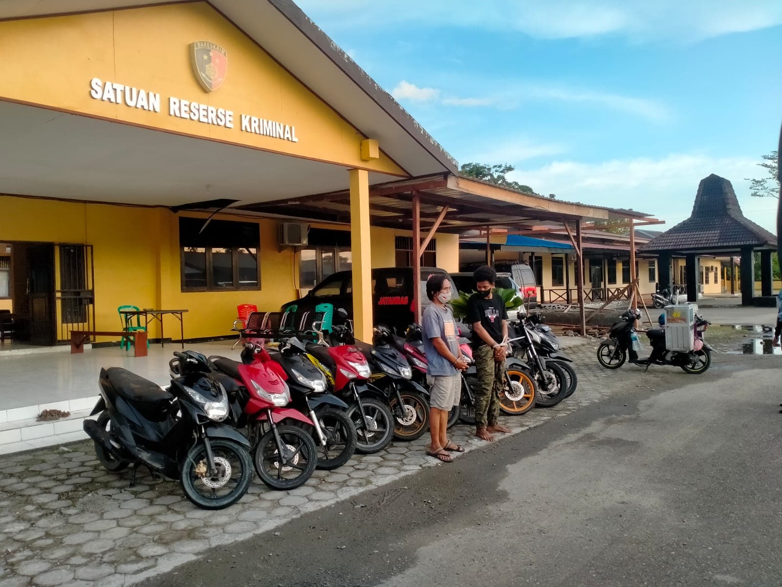 Foto: Istimewa Tersangka penadahan pencurian saat dipamerkan bersama puluhan sepeda motor hasil kejahatannya.