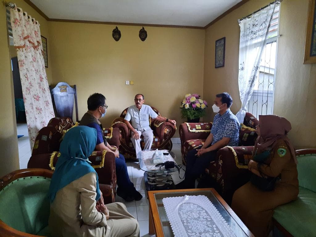 Direktur Kepercayaan Terhadap Tuhan Yang Maha Esa dan Masyarakat Adat Sjamsul Hadi saat menyambangi masyarakat adat.
